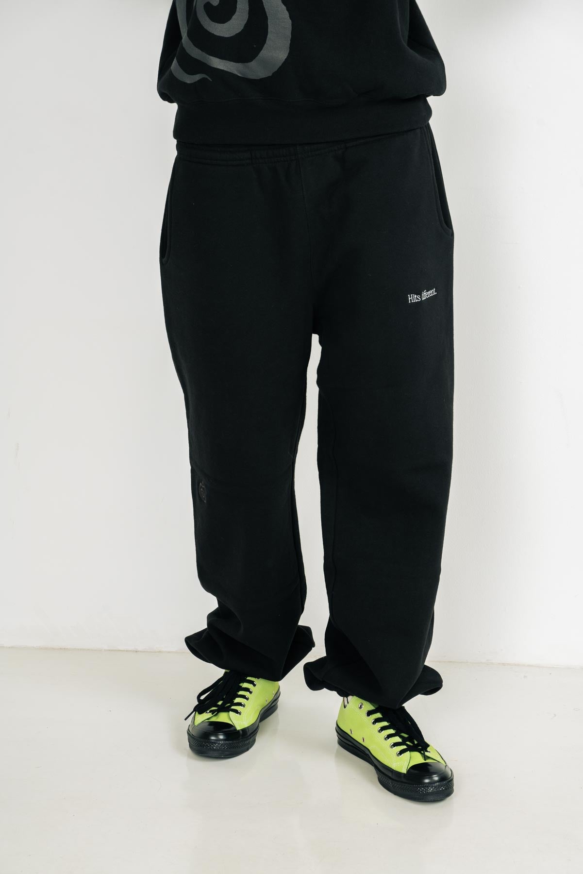 Apple Sweatpants (BLACK)